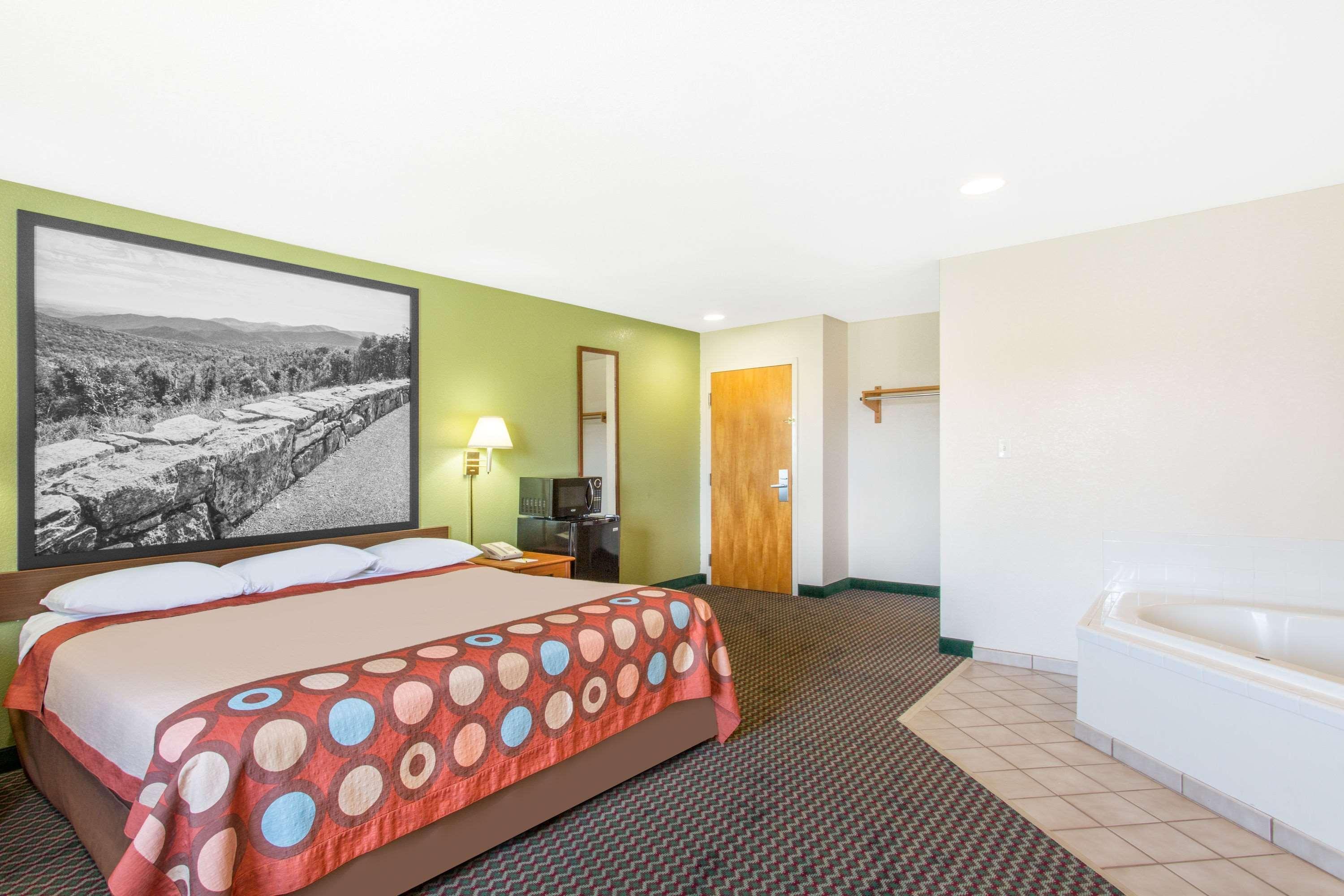 Hotel Super 8 By Wyndham Bedford Esterno foto