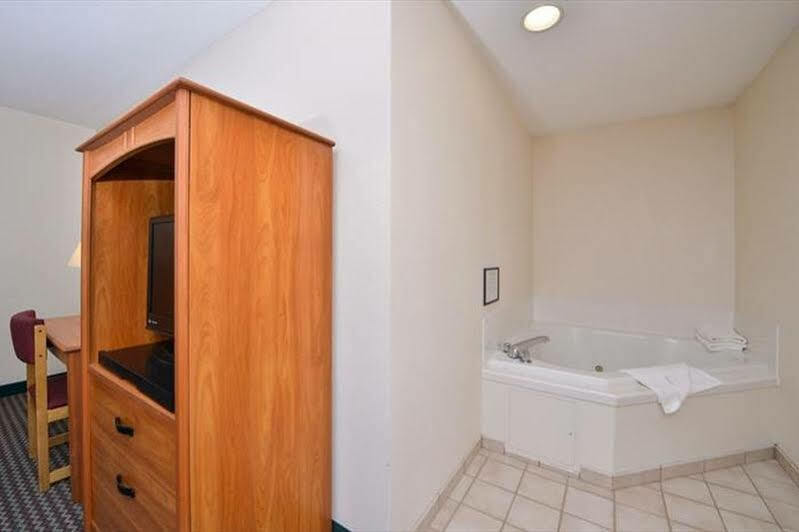 Hotel Super 8 By Wyndham Bedford Esterno foto